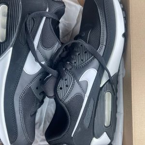 Nike Air Max 90 Black White Women’s Sz 9.5 Mens Sz 8 Running Shoes CQ2560-001.